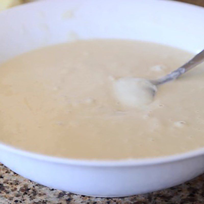 Step 1 Mix the dough for crispy fried banana cake