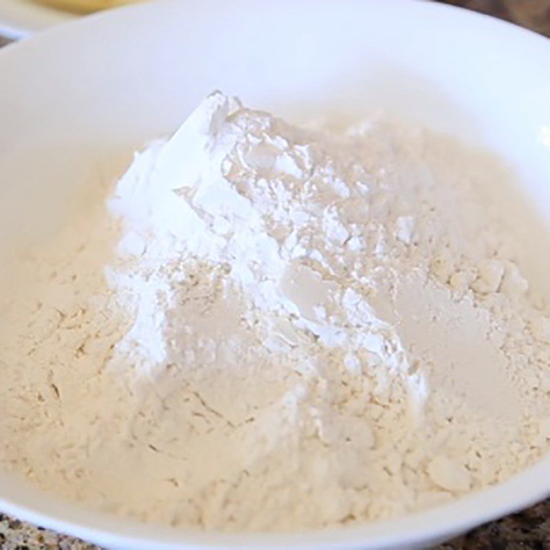 Step 1 Mix the dough for crispy fried banana cake