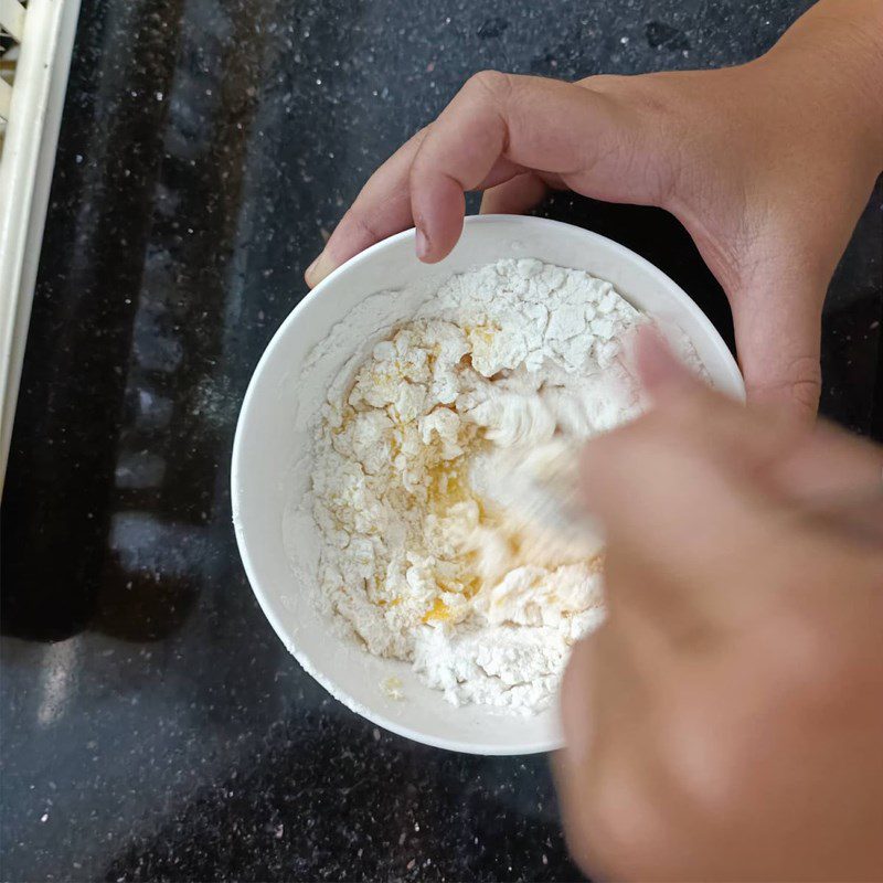 Step 2 Mix the batter for crispy tempura shrimp sushi