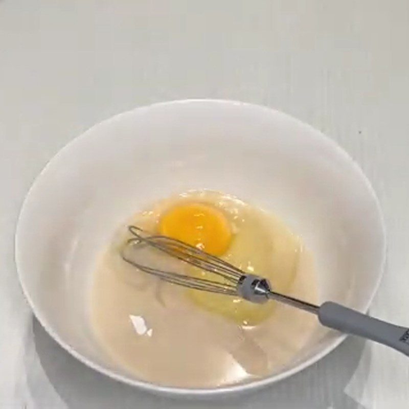 Step 1 Mix the cake batter for the condensed milk sponge cupcake