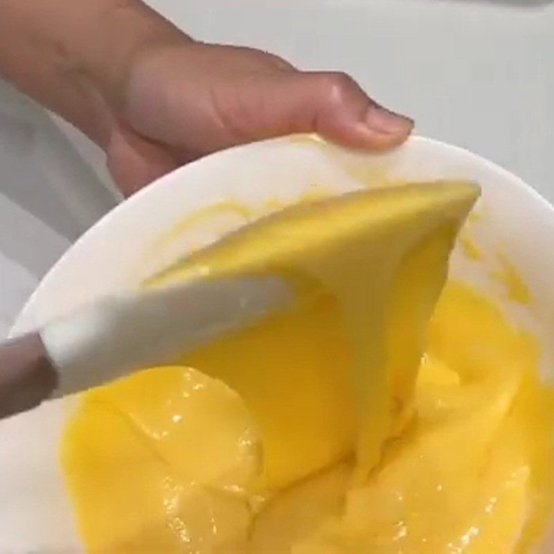 Step 1 Mix the cake batter for the condensed milk sponge cupcake
