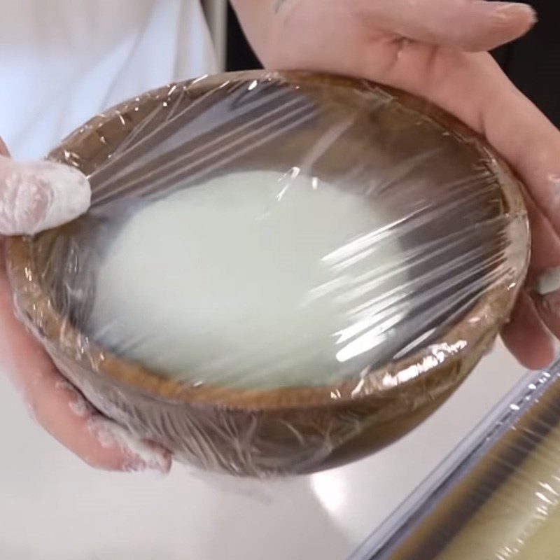Step 2 Mix the dough with the sáp coconut, pandan leaf, coconut milk