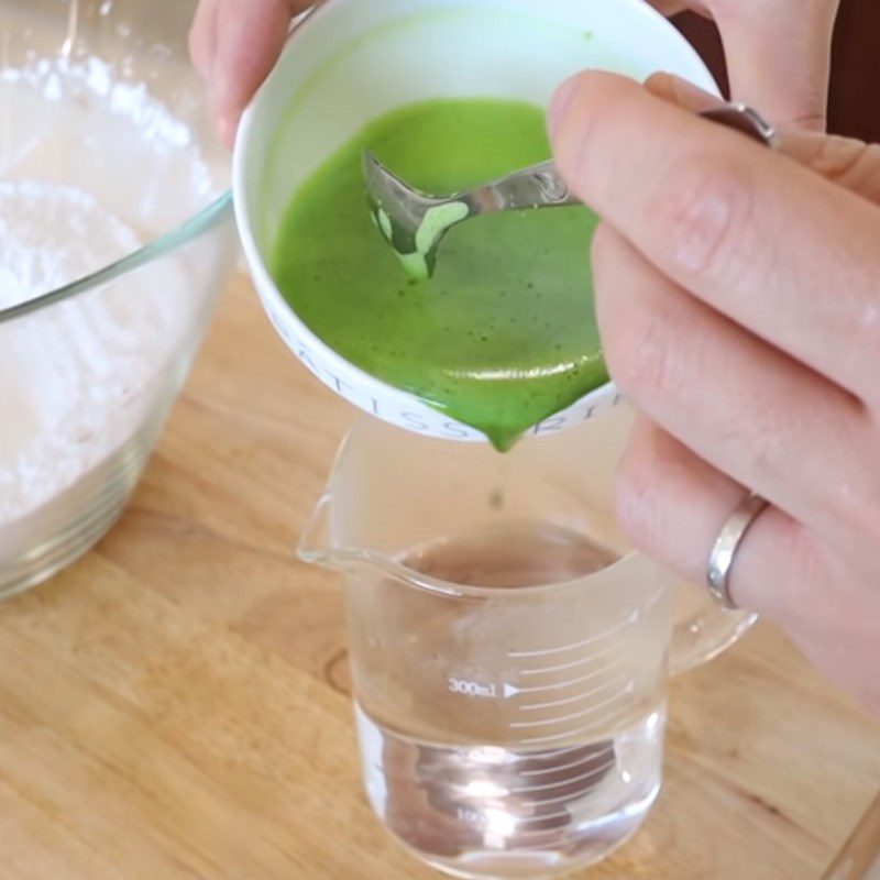 Step 2 Mix the dough with the sáp coconut, pandan leaf, coconut milk