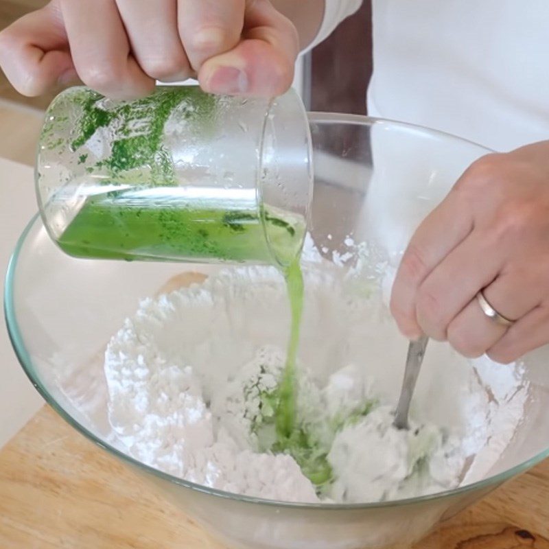 Step 2 Mix the dough with the sáp coconut, pandan leaf, coconut milk