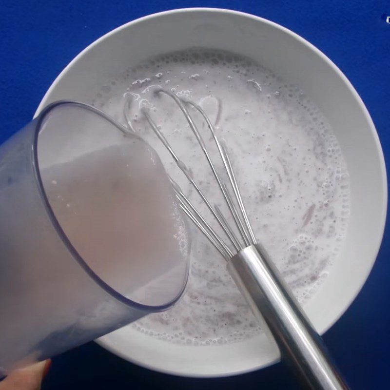 Step 3 Mix the flour and steam the cake Fried taro flour with fried eggs