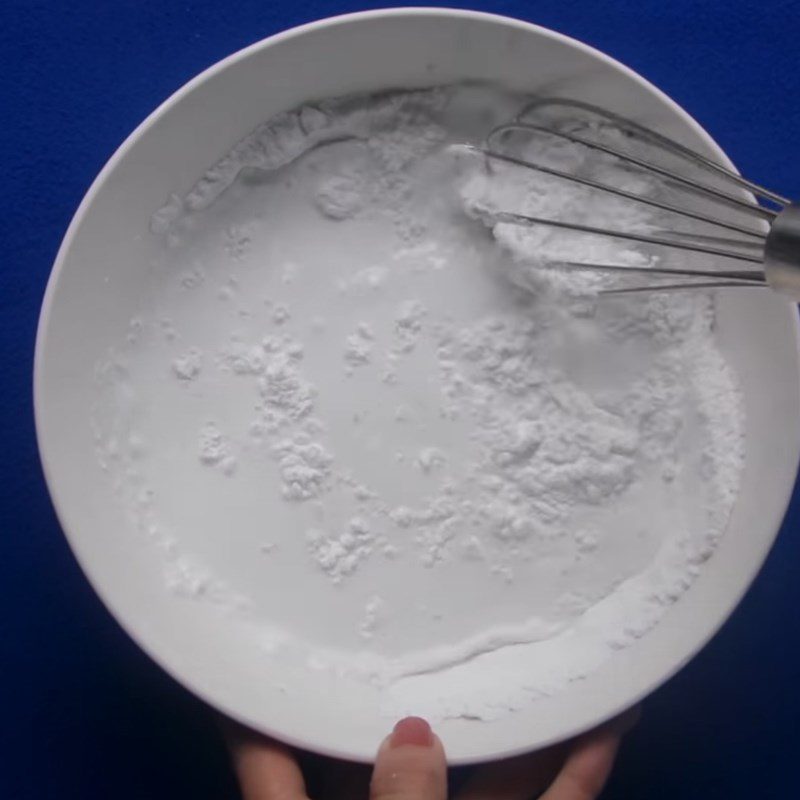 Step 3 Mix the flour and steam the cake Fried taro flour with fried eggs