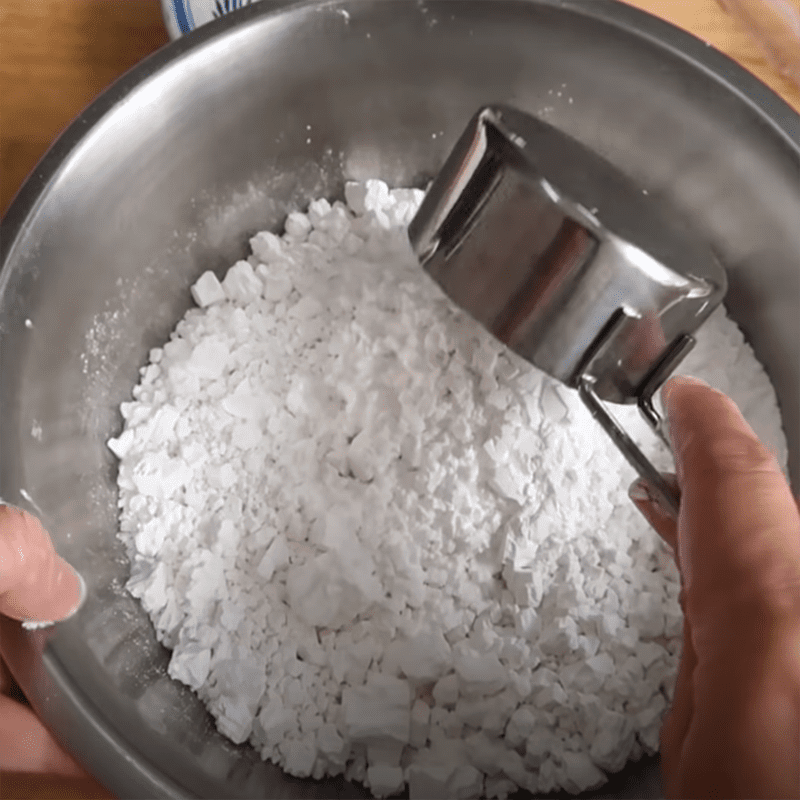 Step 1 Mix the flour for rice paper wrapper for fried spring rolls