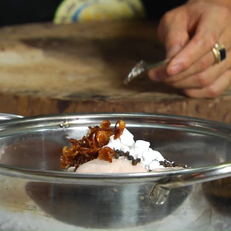 Step 3 Mix the snail paste in bamboo tube