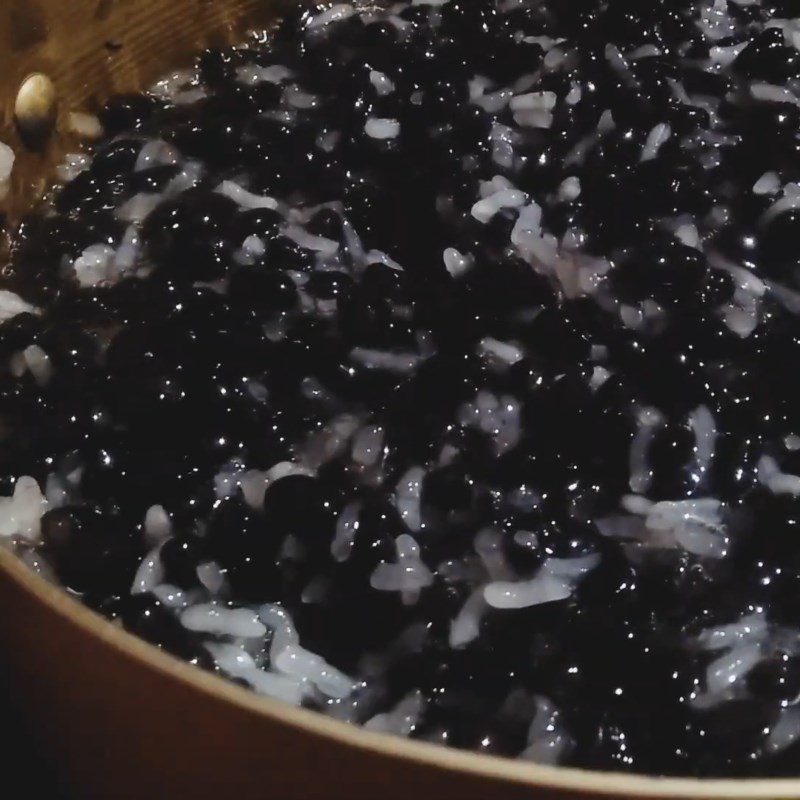 Step 4 Mix black beans with sticky rice Black bean sticky rice - white sticky rice