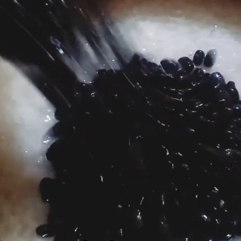 Step 4 Mix black beans with sticky rice Black bean sticky rice - white sticky rice
