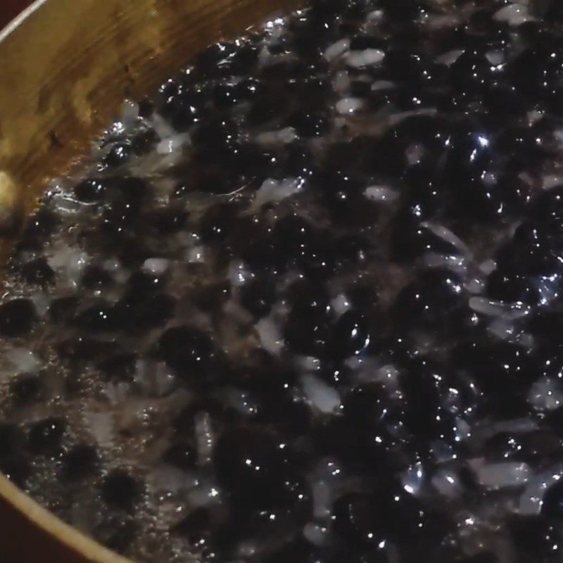 Step 4 Mix black beans with sticky rice Black bean sticky rice - white sticky rice