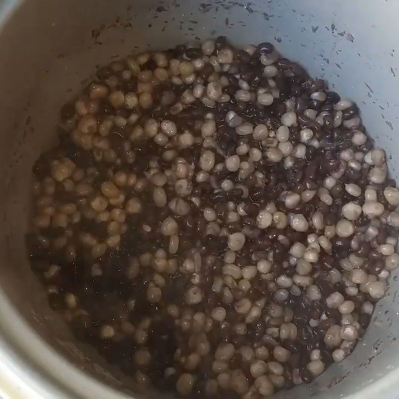 Step 4 Mix sugar and melt the sugar Corn bursts with black beans