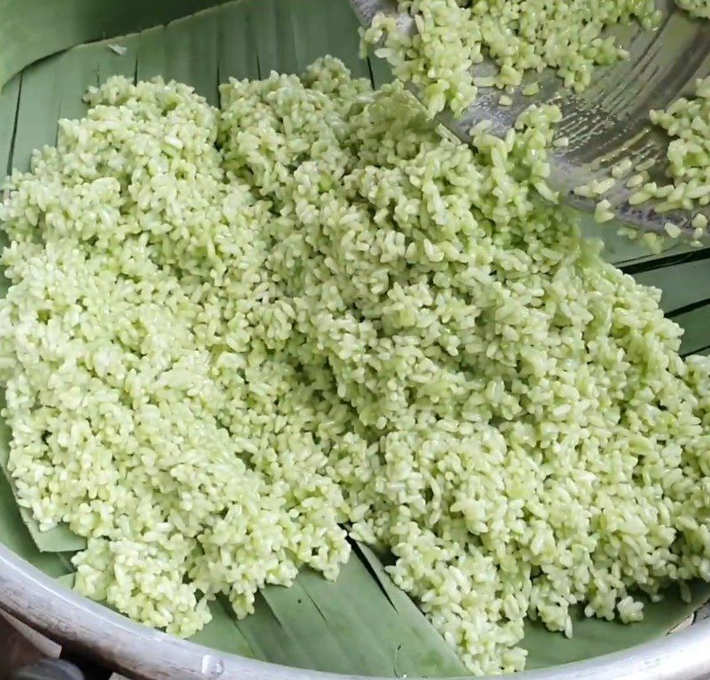 Step 4 Mix the sticky rice and cook the xôi Taro sticky rice with pandan leaves