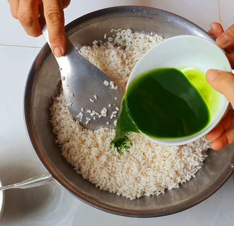 Step 4 Mix the sticky rice and cook the xôi Taro sticky rice with pandan leaves