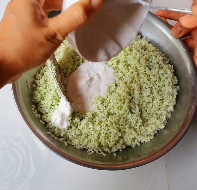 Step 4 Mix the sticky rice and cook the xôi Taro sticky rice with pandan leaves