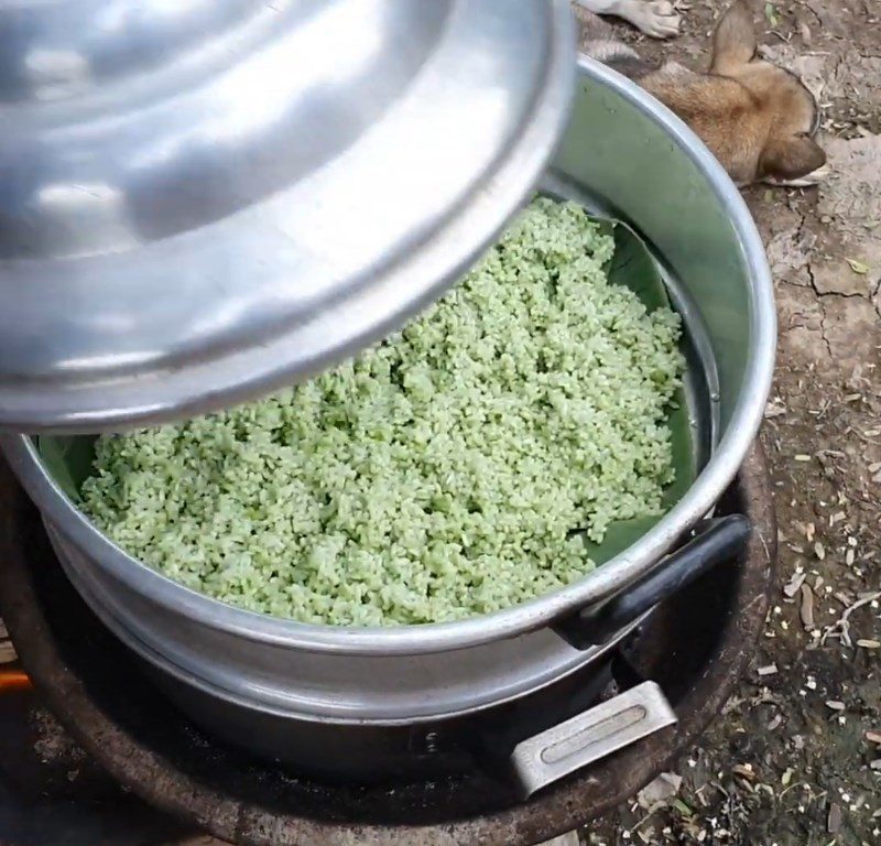 Step 4 Mix the sticky rice and cook the xôi Taro sticky rice with pandan leaves