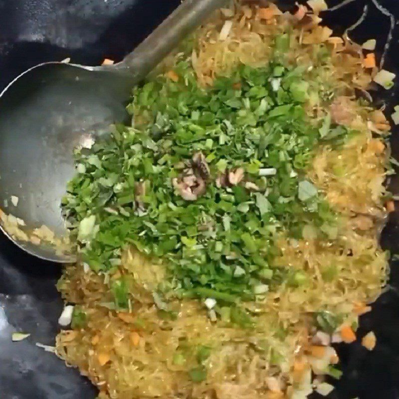 Step 4 Mixing spices and stir-frying vermicelli Pigeon stir-fried vermicelli