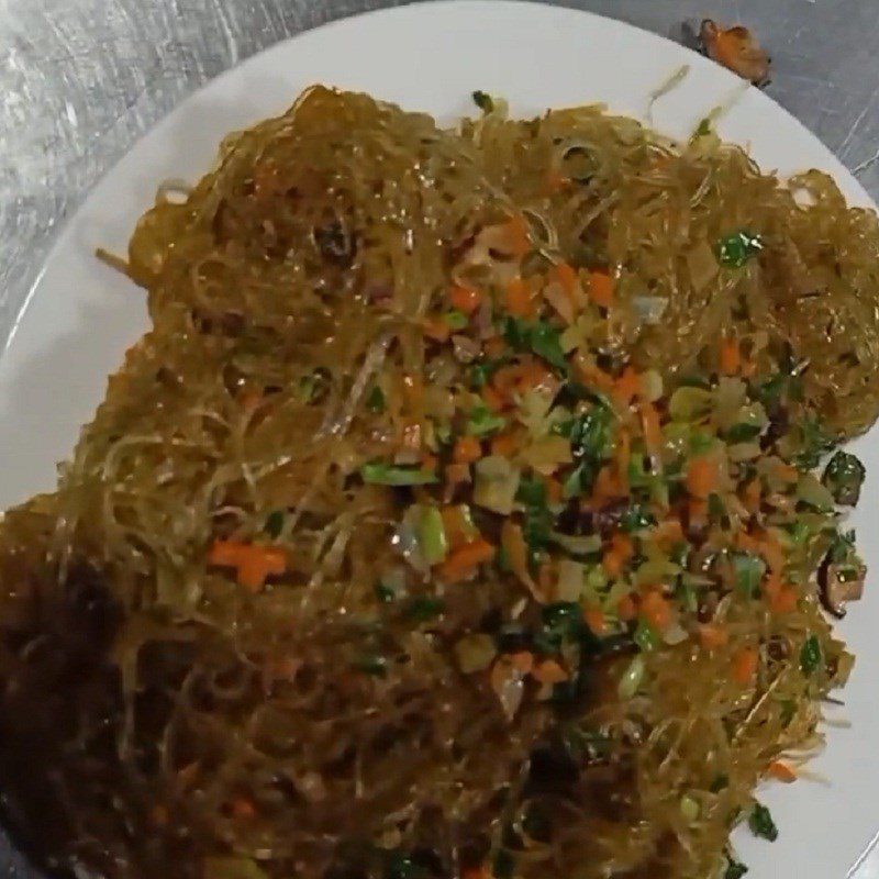 Step 4 Mixing spices and stir-frying vermicelli Pigeon stir-fried vermicelli