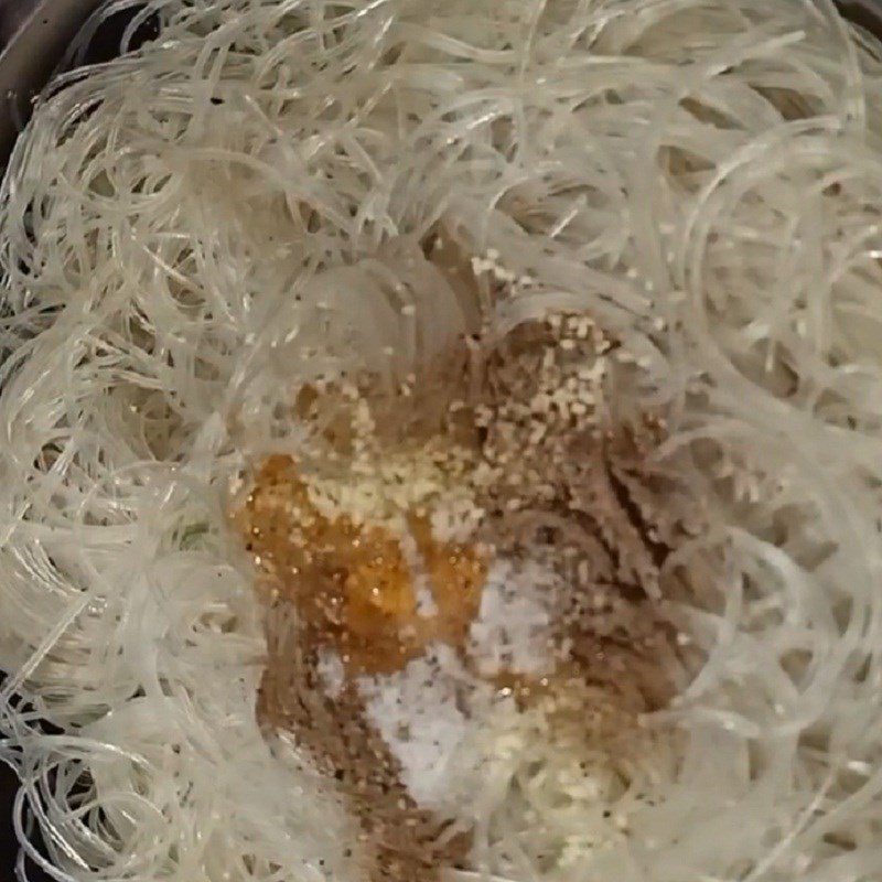 Step 4 Mixing spices and stir-frying vermicelli Pigeon stir-fried vermicelli
