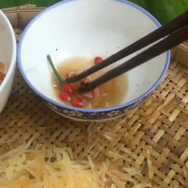 Step 3 Mixing the salad Dried shrimp papaya salad
