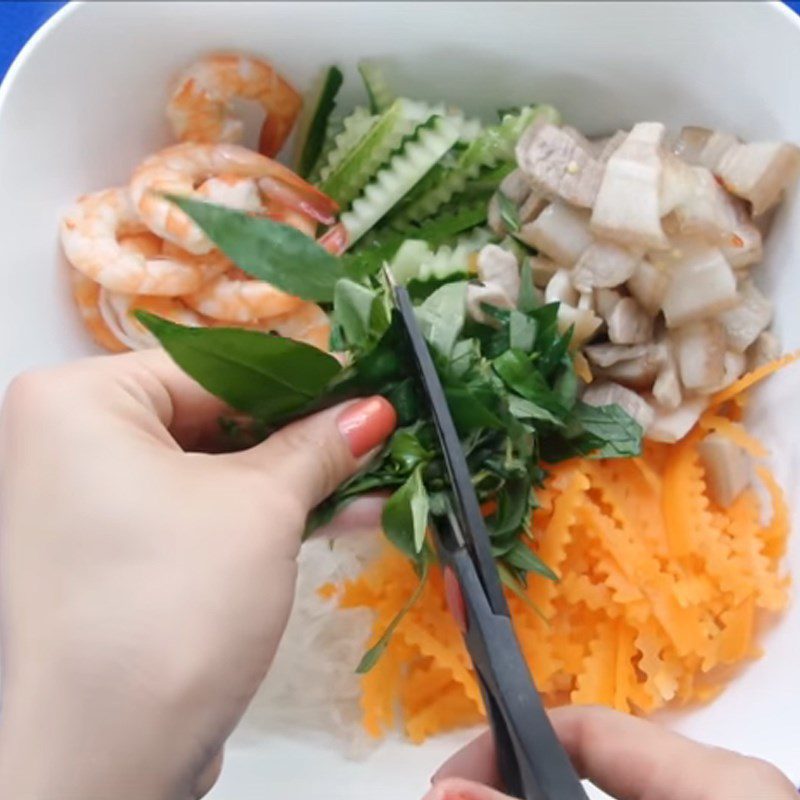 Step 7 Mixing the salad for the shrimp and meat jelly salad