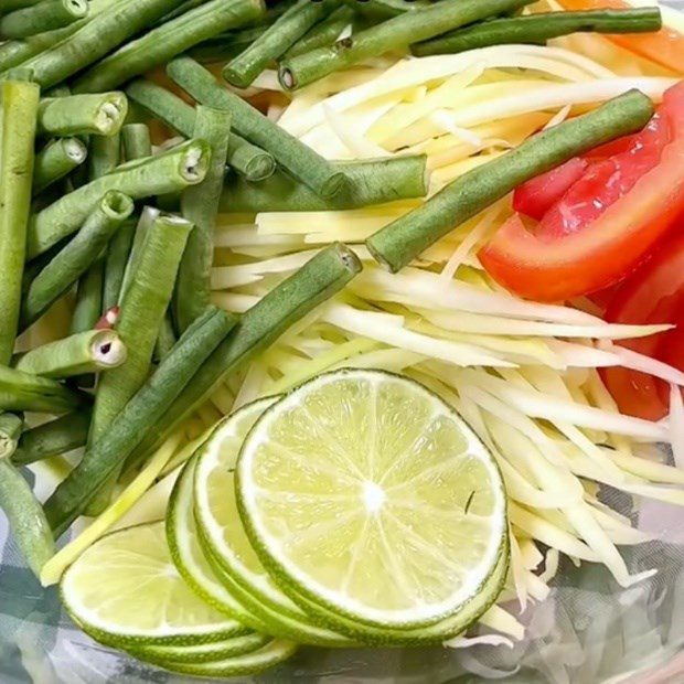 Step 3 Mixing the salad for Thai vegetarian papaya salad (Recipe shared by Tiktok Vegetarian Kitchen XANH)