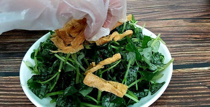 Step 4 Mixing the salad Vegetarian crab salad
