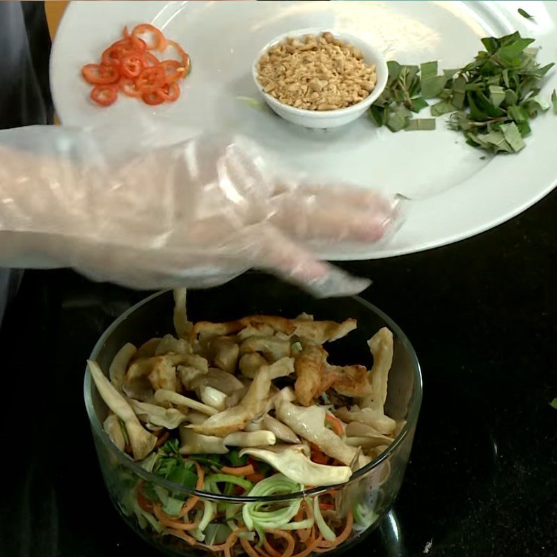 Step 4 Mixing salad Banana flower salad with oyster mushrooms