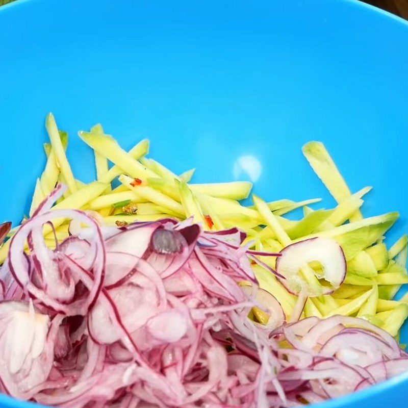 Step 6 Mixing the salad Beef salad with Vietnamese coriander