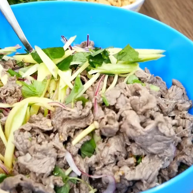 Step 6 Mixing the salad Beef salad with Vietnamese coriander