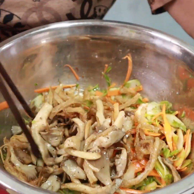 Step 5 Mix the salad Vegetarian rib salad with young starfruit
