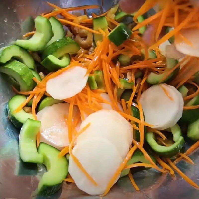 Step 3 Mixing the salad Dried shrimp salad with cucumber