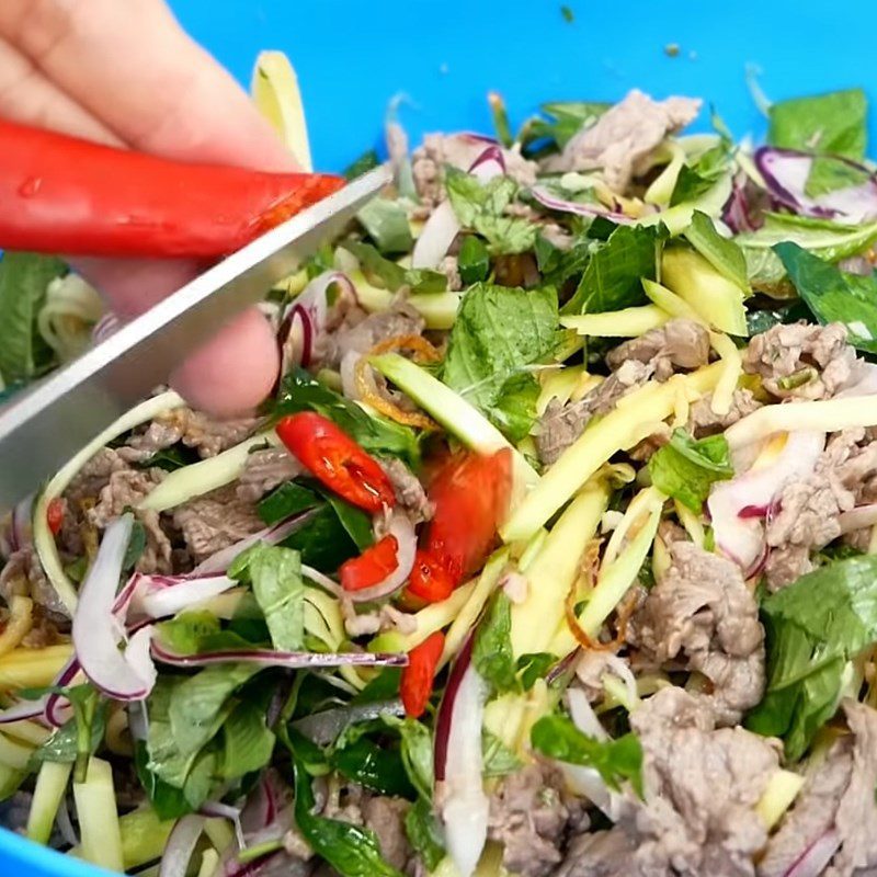 Step 6 Mixing the salad Beef salad with Vietnamese coriander