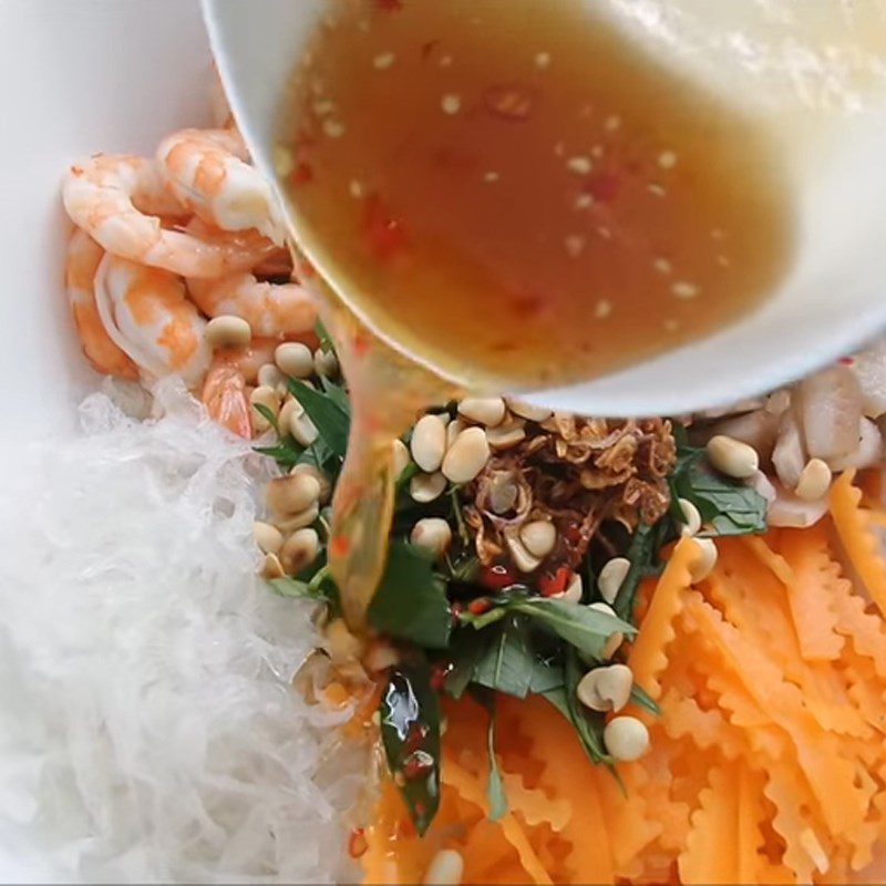 Step 7 Mixing the salad for the shrimp and meat jelly salad