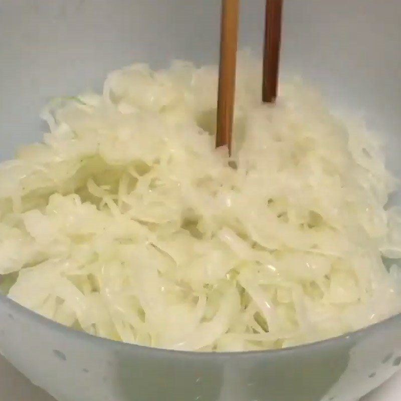 How to Make Attractive Onion Salad to Satisfy Your Taste on Hot Days 8 Step 4 Mix the salad Onion salad