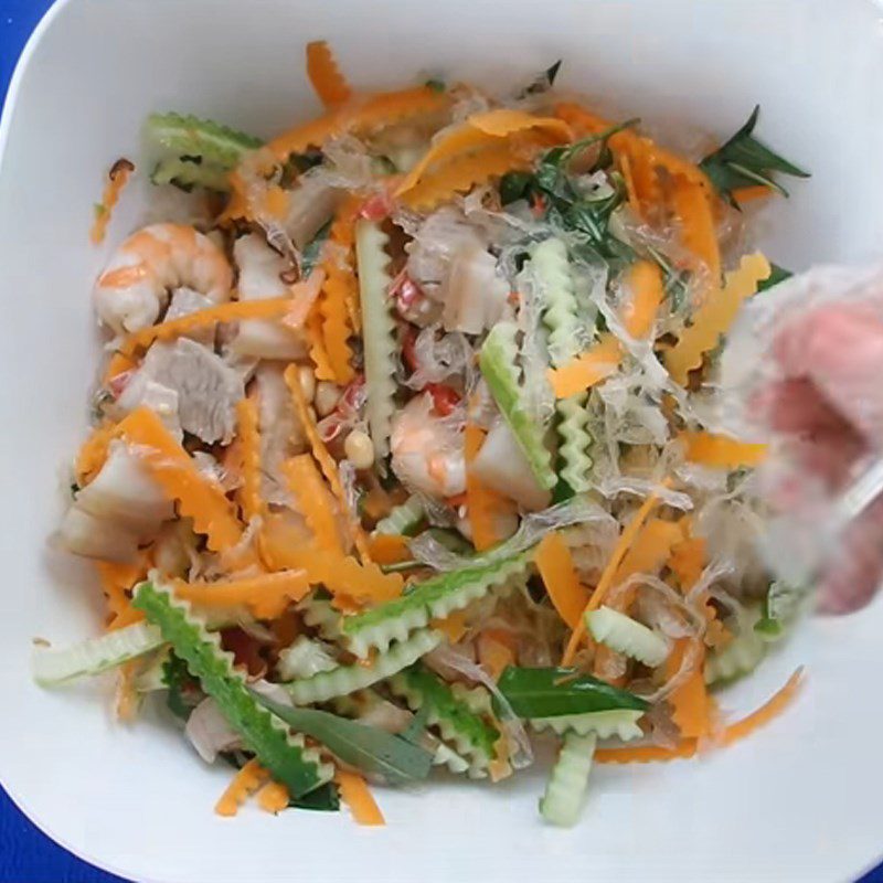 Step 7 Mixing the salad for the shrimp and meat jelly salad