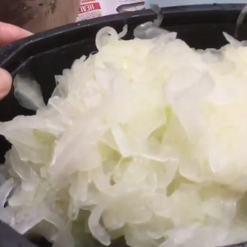 How to Make Attractive Onion Salad to Satisfy Your Taste on Hot Days 7 Step 4 Mix the salad Onion salad