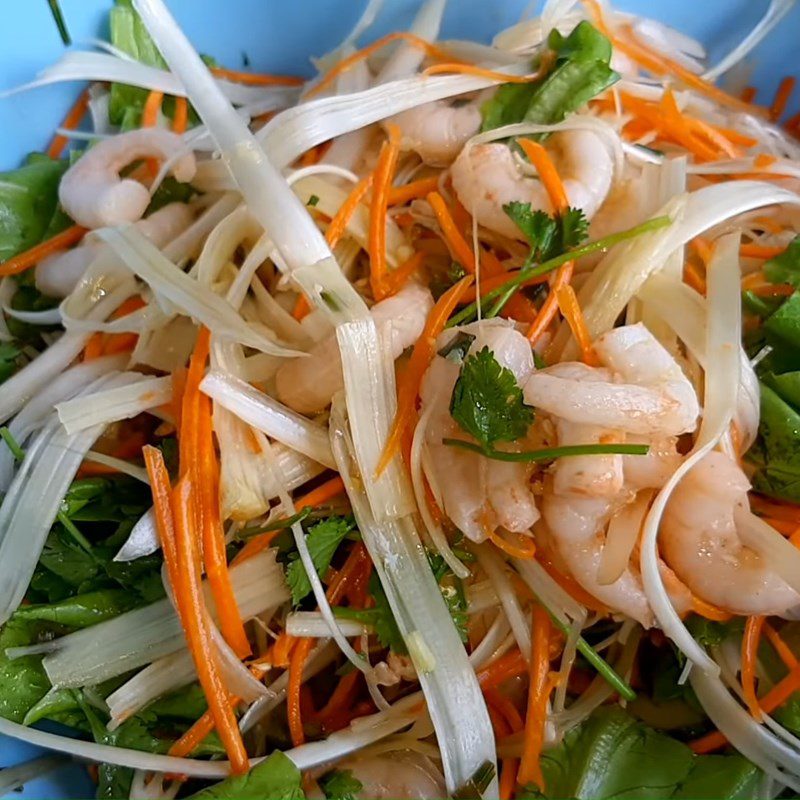 Step 4 Mix the salad for lotus stem salad with vegetarian shrimp