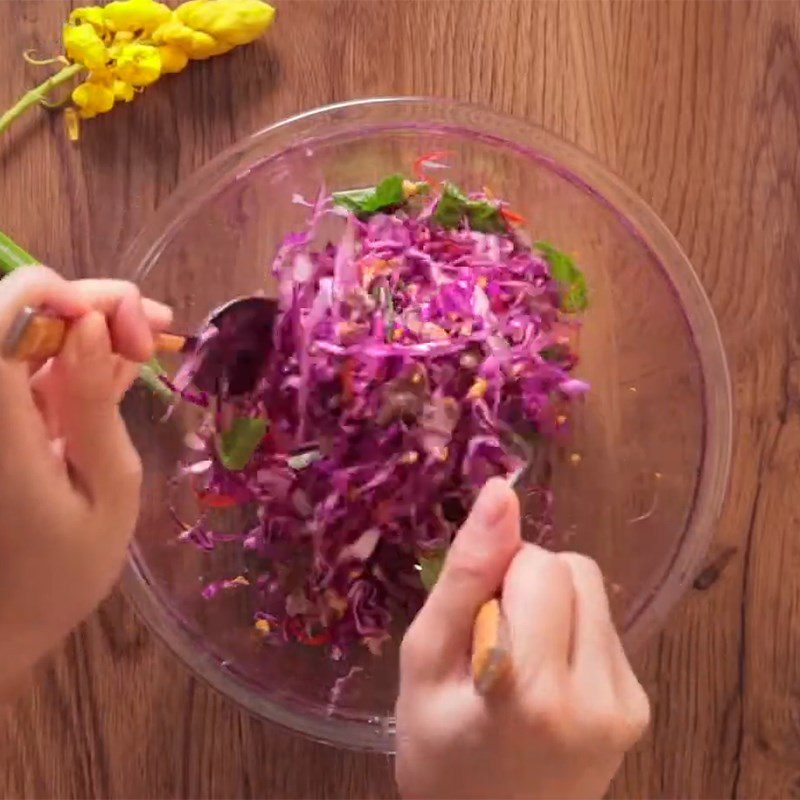 Step 5 Mixing the salad Beef salad with purple cabbage