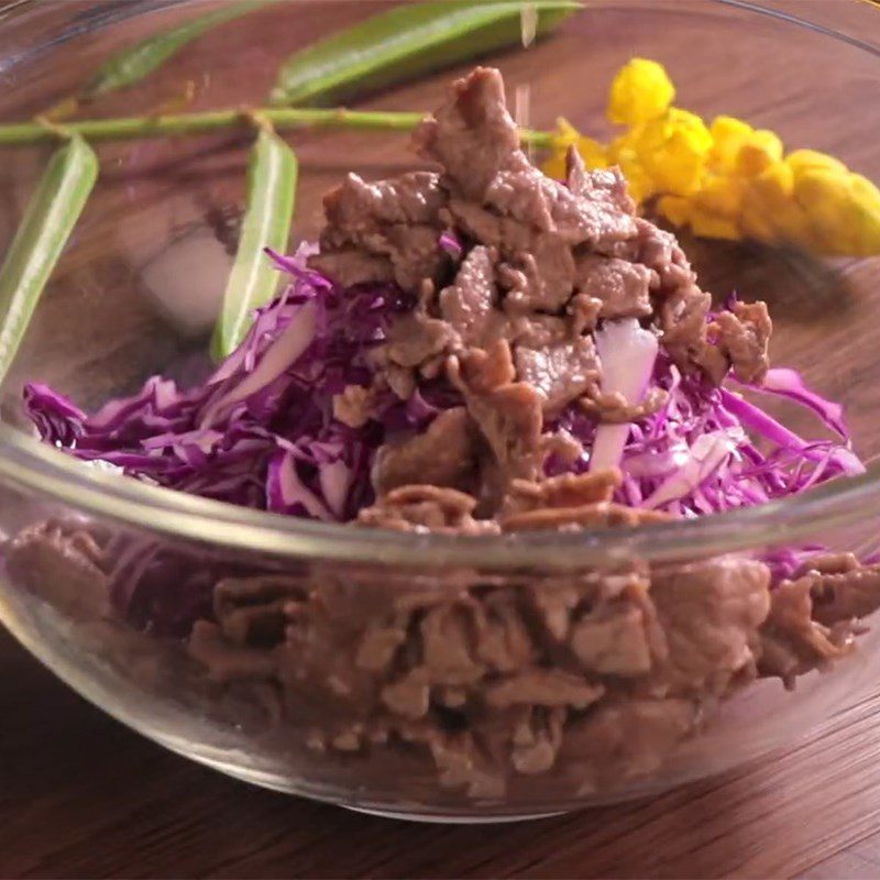 Step 5 Mixing the salad Beef salad with purple cabbage