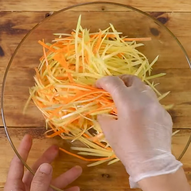 Step 5 Mix the papaya salad Cambodian grilled beef sandwich