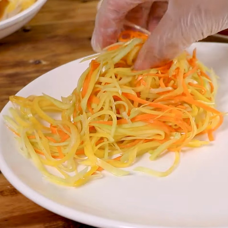 Step 5 Mix the papaya salad Cambodian grilled beef sandwich