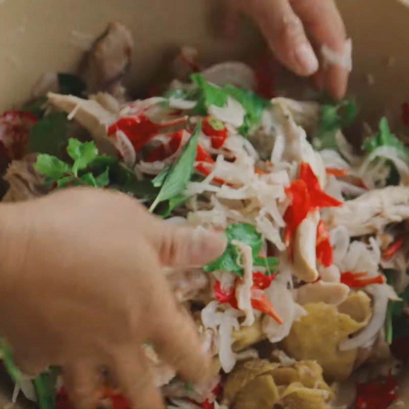 Step 5 Mix the phoenix flower chicken salad Phoenix flower chicken salad