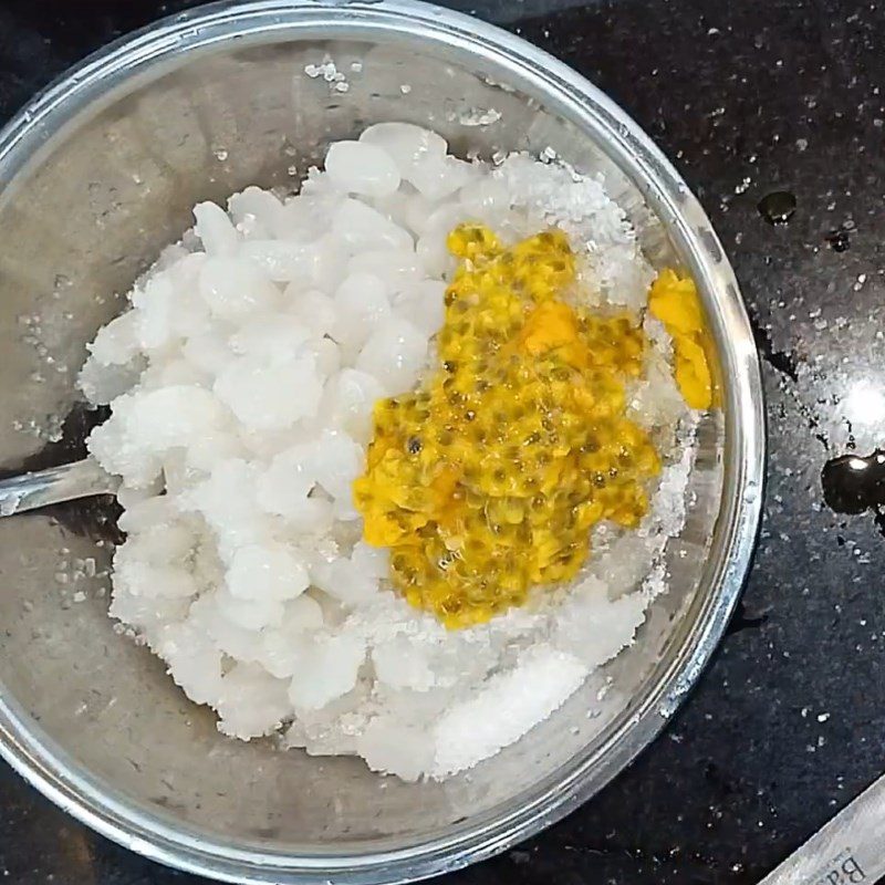Step 2 Mix the dac seeds with sugar, passion fruit Yogurt with dac seeds and passion fruit