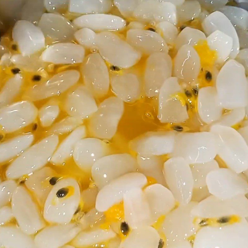 Step 2 Mix the dac seeds with sugar, passion fruit Yogurt with dac seeds and passion fruit
