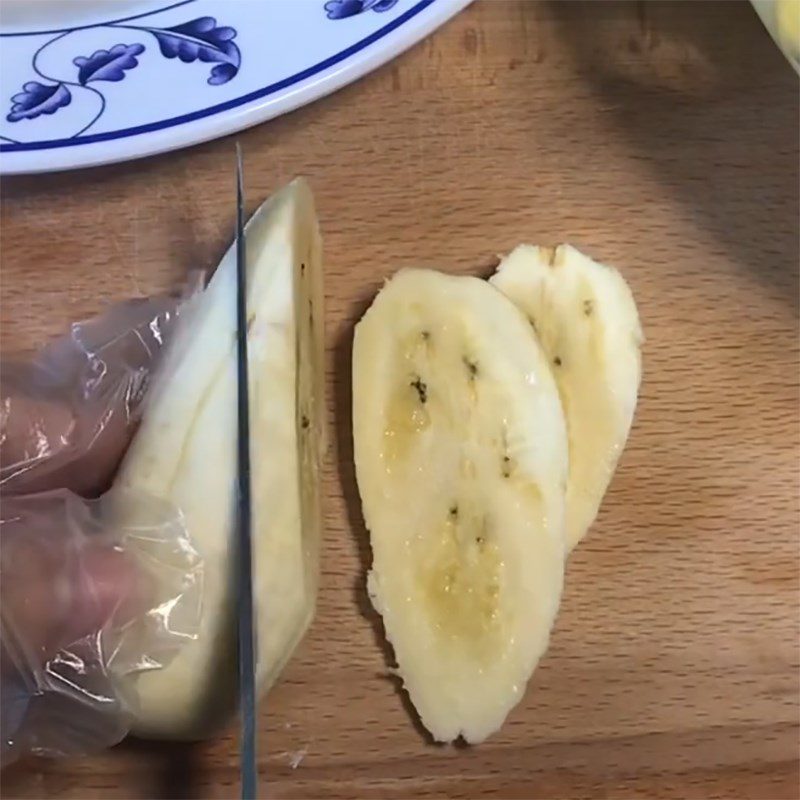 Step 4 Cutting bananas and shredding coconut Fried banana and sweet potato cake