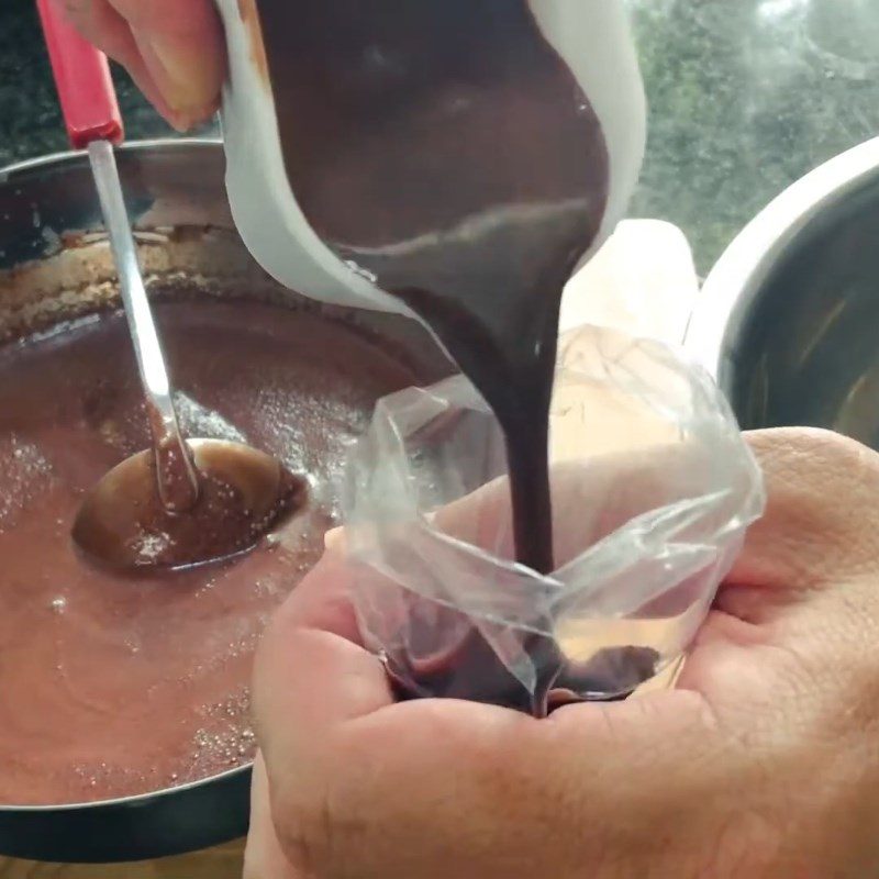 Step 3 Molding and freezing Coconut milk cocoa ice cream without machine