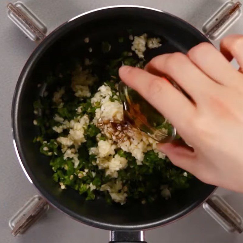 Step 1 Mix the green pepper mixture for spicy beef Kimbap