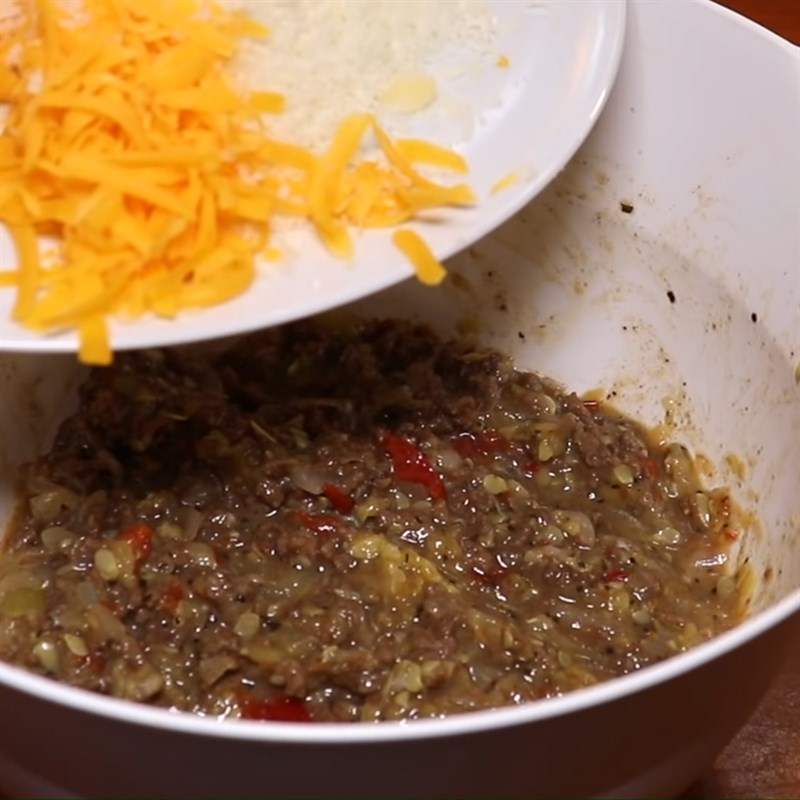 Step 5 Mixing the minced meat mixture Zucchini baked with cheese and minced meat filling