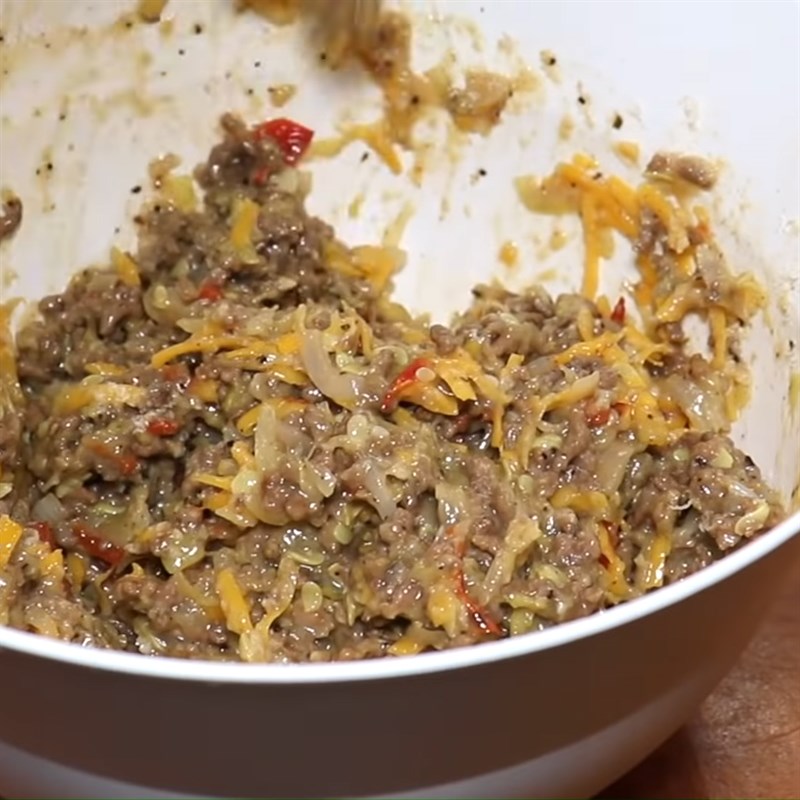 Step 5 Mixing the minced meat mixture Zucchini baked with cheese and minced meat filling